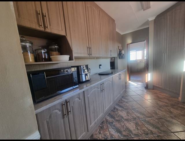 6 BEDROOM FREESTANDING FOR SALE IN HEIDERAND